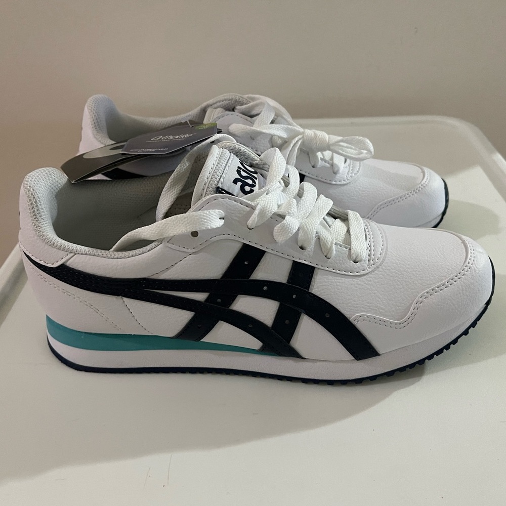 NWT Asics Sneakers Size 6 US